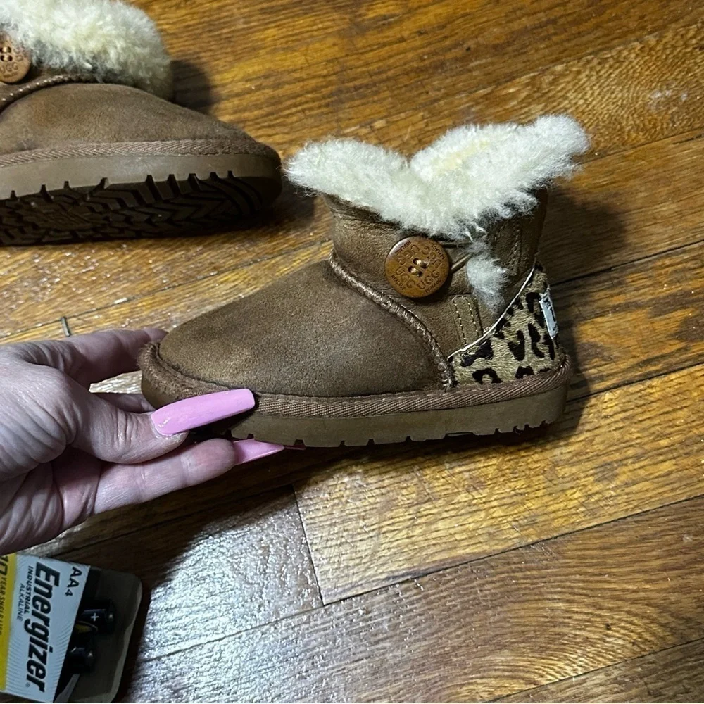 Girls Uggs anilmal print shearling suede size 8/9